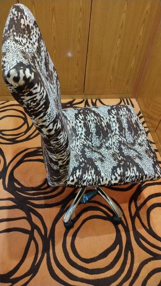 Escritorio IKEA negro + silla de ruedas de regalo
