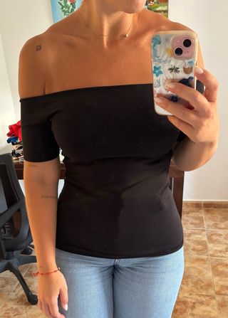 Camiseta negra - Cuello barco