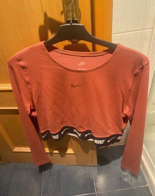Cami Nike cropped manga larga roja