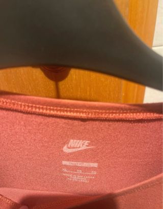 Cami Nike cropped manga larga roja