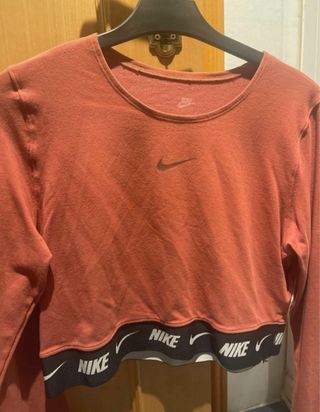 Cami Nike cropped manga larga roja