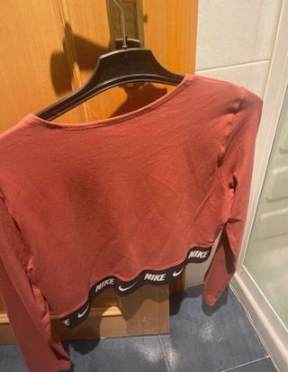 Cami Nike cropped manga larga roja