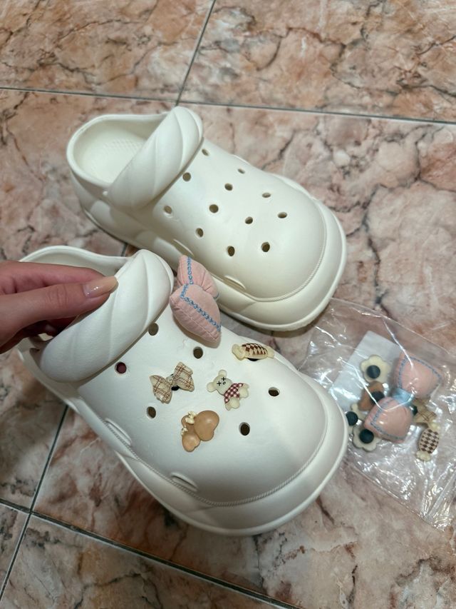 Chanclas blancas con charms