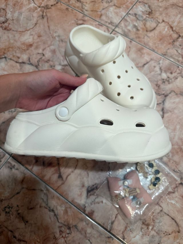 Chanclas blancas con charms