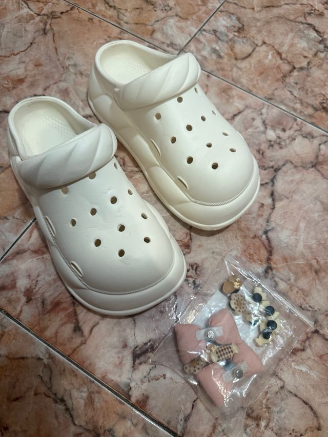 Chanclas blancas con charms