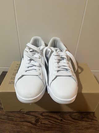 Zapatillas Unisex PUMA Smash V2. Talla 38. 