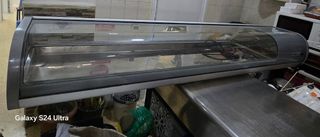 Vitrina expositora gris metalica para arreglo.