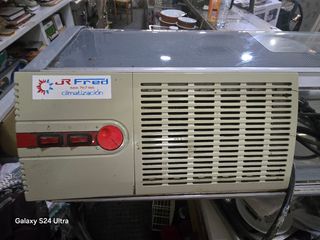 Vitrina expositora gris metalica para arreglo.