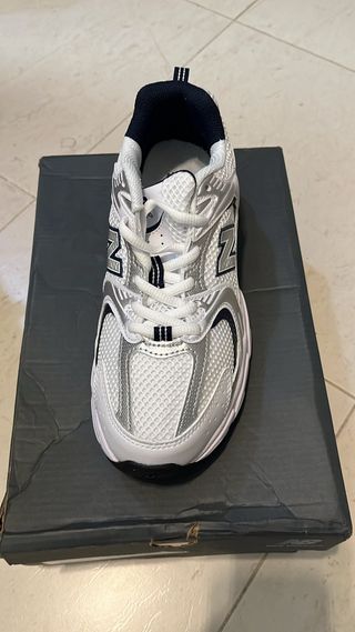 Zapatillas New Balance - Blancas y Plateadas