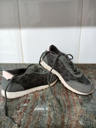 Zapatillas niña corazones gris número 33