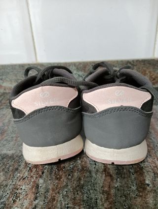 Zapatillas niña corazones gris número 33