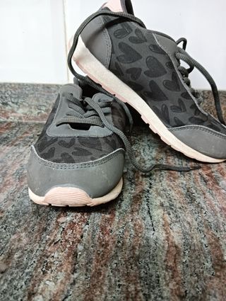 Zapatillas niña corazones gris número 33