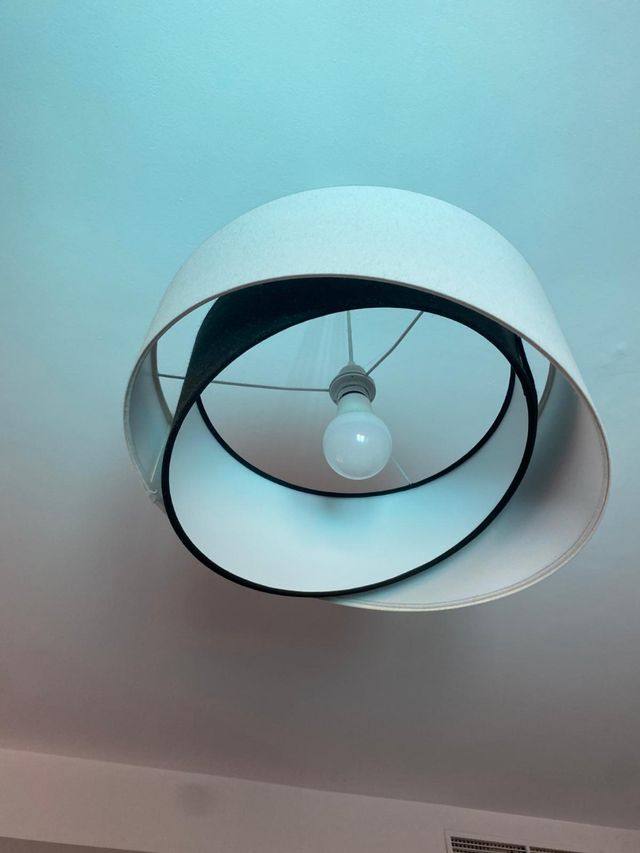 Lámpara colgante blanca y negra