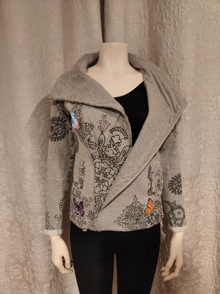 Chaqueta Desigual gris con mariposas