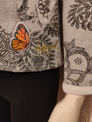 Chaqueta Desigual gris con mariposas