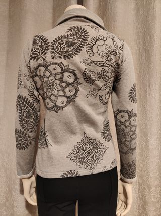 Chaqueta Desigual gris con mariposas