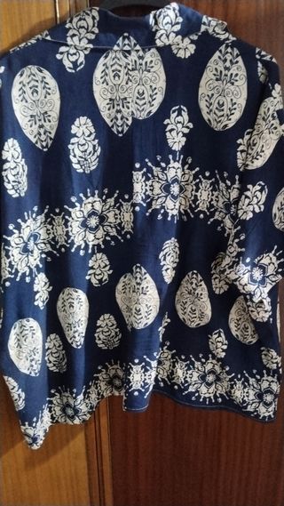 Blusa azul estampada