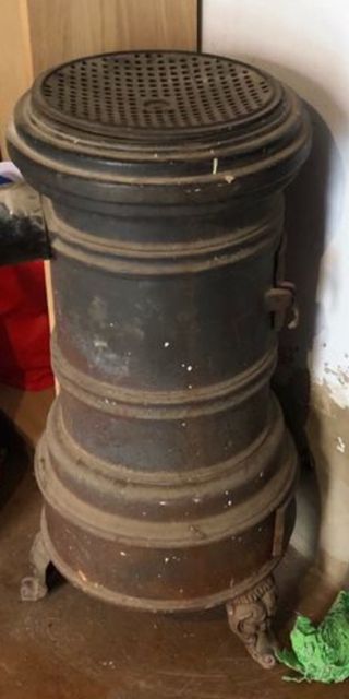 Chimenea antigua de metal en buen estado Chuvesky