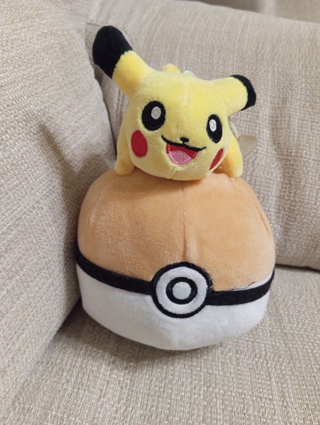 Peluche Pikachu Poké Ball
