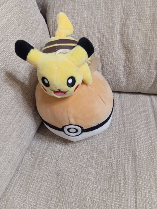 Peluche Pikachu Poké Ball