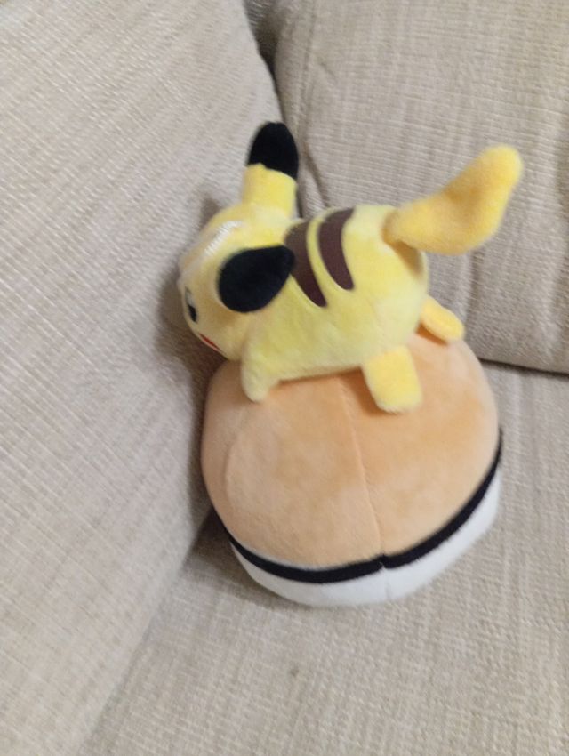 Peluche Pikachu Poké Ball