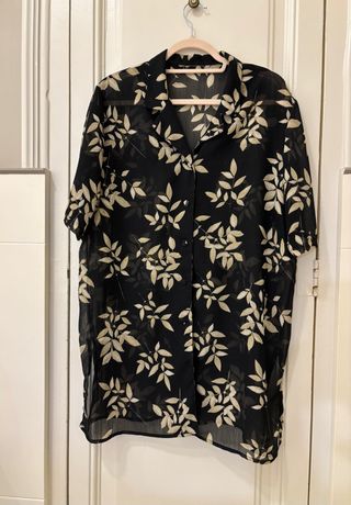 Blusón negro con hojas beige, semitransparente 