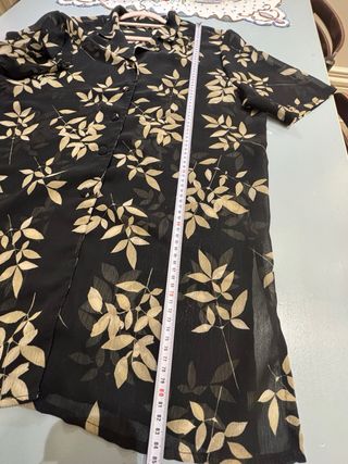 Blusón negro con hojas beige, semitransparente 