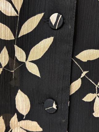 Blusón negro con hojas beige, semitransparente 