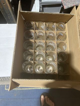 Cristaleria variada: vasos y copas