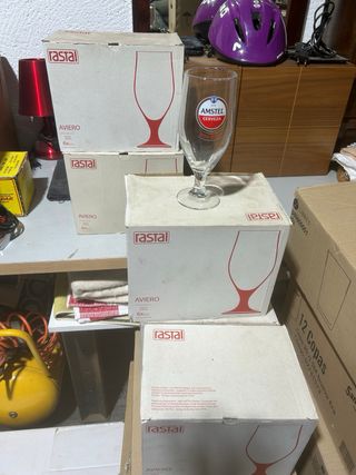 Cristaleria variada: vasos y copas
