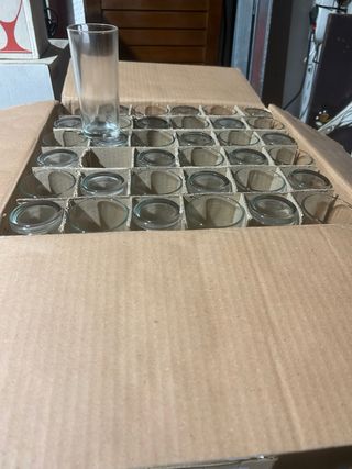Cristaleria variada: vasos y copas