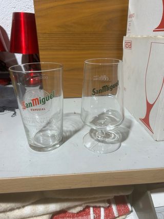 Cristaleria variada: vasos y copas