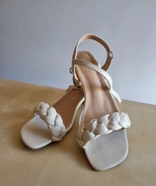 Sandalias beige trenzadas