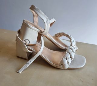 Sandalias beige trenzadas