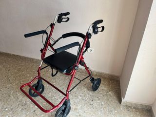 Andador plegable con asiento.