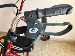 Andador plegable con asiento.