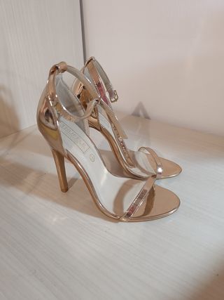 Tacones dorados