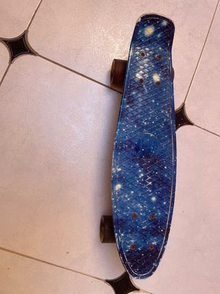 Skate pequeño con luces en las ruedas.