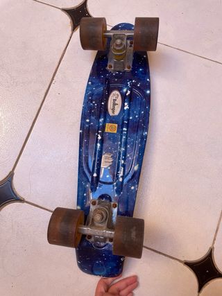 Skate pequeño con luces en las ruedas.