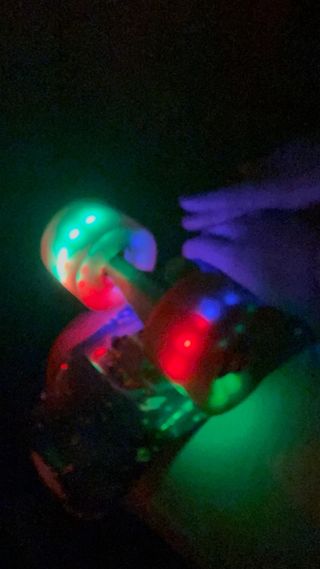 Skate pequeño con luces en las ruedas.