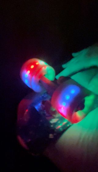 Skate pequeño con luces en las ruedas.