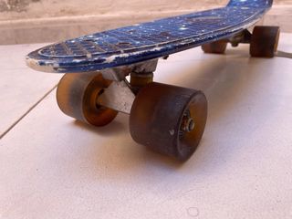 Skate pequeño con luces en las ruedas.