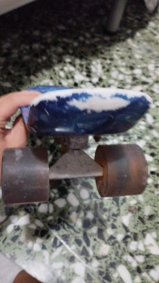 Skate pequeño con luces en las ruedas.