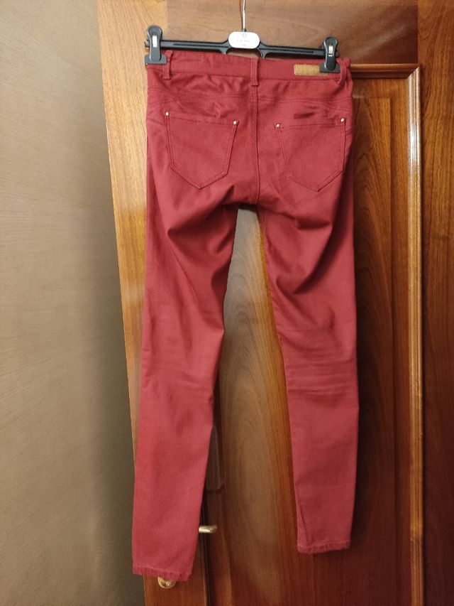 Pantalones Stradivarius granate, talla 36