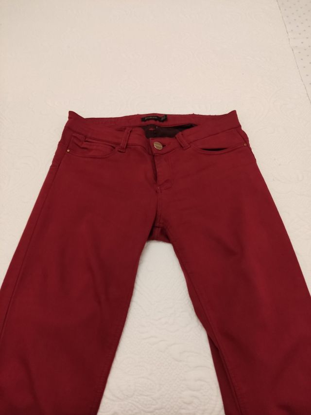 Pantalones Stradivarius granate, talla 36
