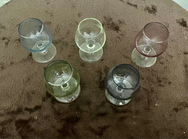 5 tazze da liquore in cristallo colorato