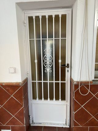 Puerta de cristal y forja 