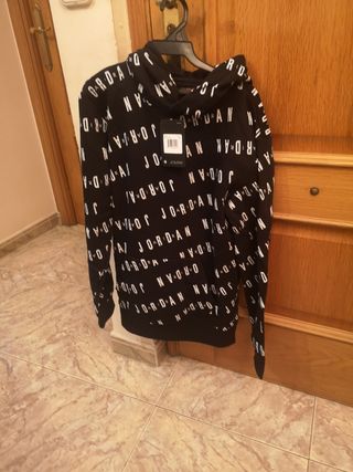 Sudadera Jordan negra talla 13-15 infantil. 
