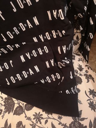 Sudadera Jordan negra talla 13-15 infantil. 
