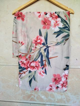 Bonito Pañuelo Floral de Viscosa. 1'75 × 84cm